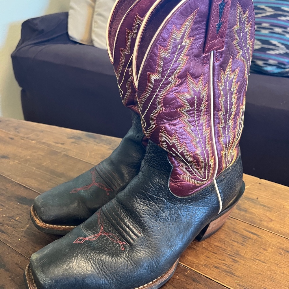 Ariat Black and Burgundy Western Boots - Picture 6 of 6